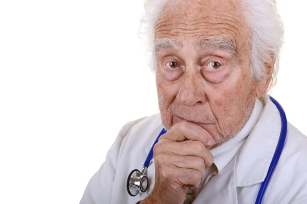 çenesini tutan Beyaz önlük giyen olgun doktor