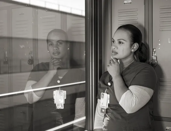 güzel hüzünlü Afro-Amerikan hemşire ağlıyor