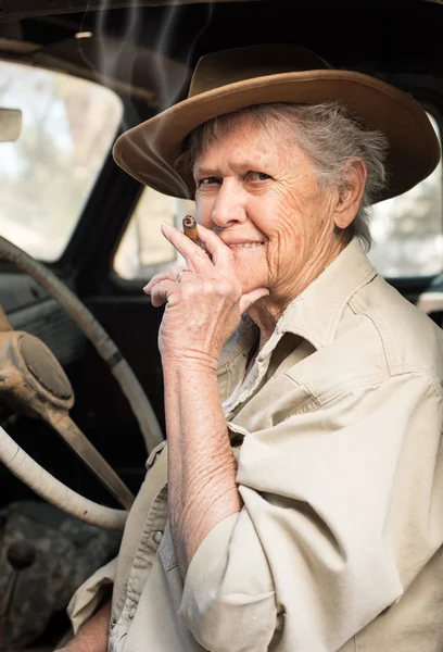 eski bir kamyona bir puro ile eğlenerek kadın