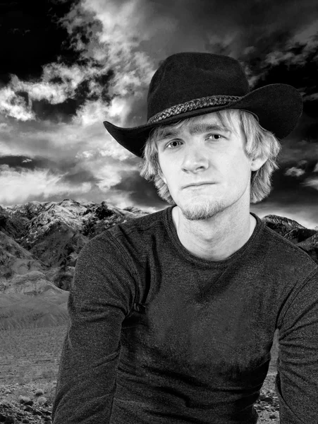 yakışıklı genç kovboy karşı dağlar