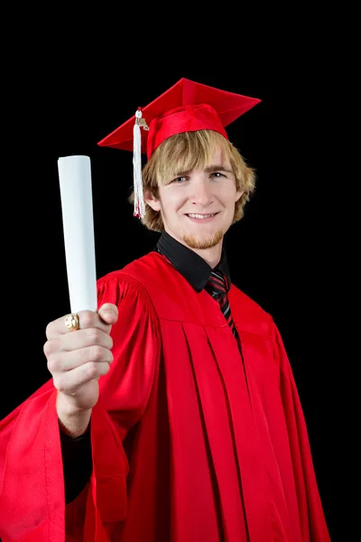 Schöne High-School-Absolventin mit roter Mütze und Kleid — Stockfoto