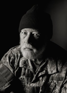 kamuflaj ceketli ve şapka örgü ciddi gazisi