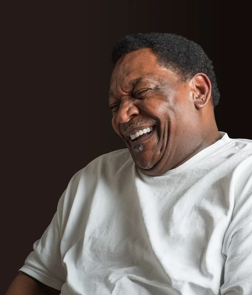 Orta yaşlı Afro-Amerikan man gülüyor