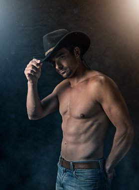 Dumanlı arka plan ile Sexy kovboy