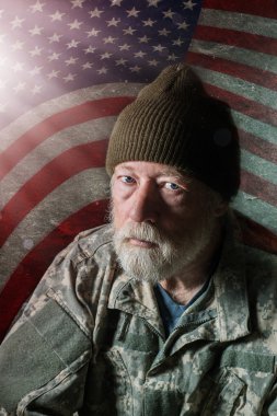üst düzey askeri adam Amerikan bayrağı önünde