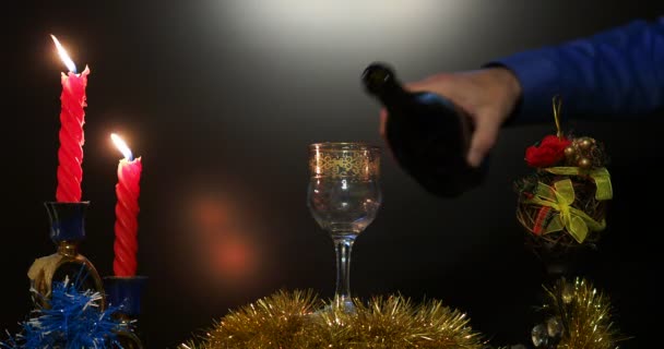 Сезон Відпусток Чоловік Наливає Напій Пляшки Склянку Тлі Різдвяних Прикрас — стокове відео