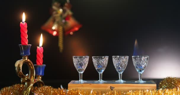 Sezon Świąteczny Przezroczysty Napój Płonie Niebieskim Płomieniem Okularach Stojącym Szachownicy — Wideo stockowe
