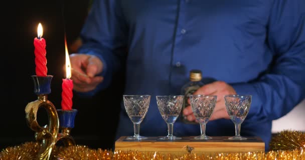 假日的季节 一个人从燃烧的蜡烛上点燃了一根木棍 然后站在一个装有国际象棋的盒子上 用酒把它点燃 后续行动 — 图库视频影像