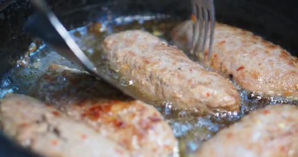 アジア料理肉料理 調理は沸騰油でフライパンで揚げられているカツを裏返します — ストック動画