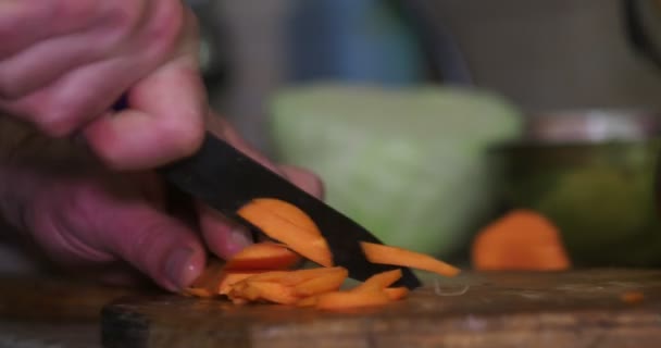 Cozinha Asiática Pratos Simples Mãos Cozinheiro Cortando Cenouras Pequenos Pedaços — Vídeo de Stock