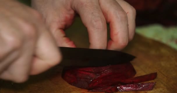 Plat Asiatique Végétarisme Cuisinier Coupe Les Betteraves Sur Une Planche — Video