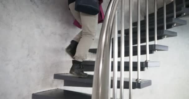 Seorang Wanita Memanjat Tangga Spiral Dalam Gedung — Stok Video