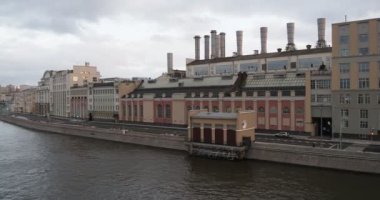 Moskova / Rusya-Ekim, 17, 2021. Endüstri. Moskva Nehri kıyısında eski bir sanayi binası..