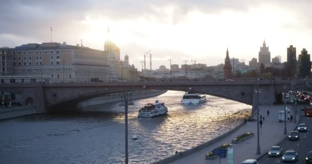 Moscú Rusia Octubre 2021 Ciudad Dos Barcos Recreo Pasan Por — Vídeos de Stock