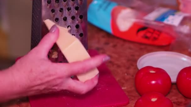 Bucătărie Asiatică Mâncare Simplă Mâinile Unei Femei Grătar Brânză Pentru — Videoclip de stoc