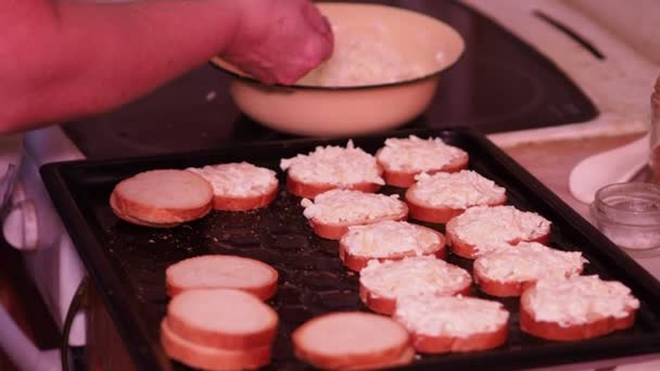 亚洲菜 厨师把烤好的奶酪和蛋黄酱铺在圆面包上 然后放在烤盘上烘烤 — 图库视频影像