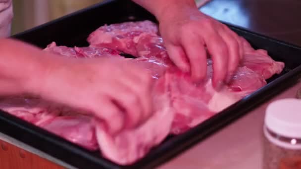 Cozinha Asiática Cozinheiro Examina Transforma Pedaços Frango Uma Assadeira Antes — Vídeo de Stock