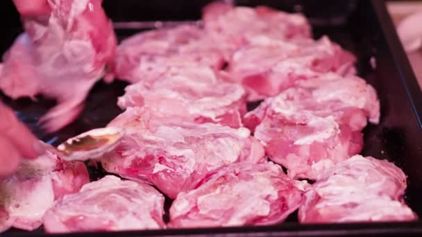 Азиатская Кухня Повар Разбрасывает Майонез Кусках Курицы Лежащих Хлебопекарном Листе — стоковое видео