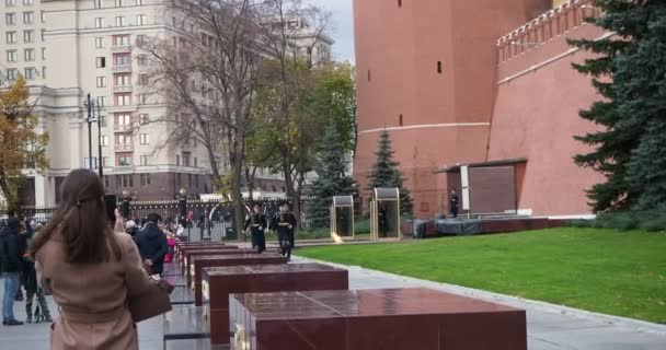 2021年10月17日ロシア モスクワ 警備員だ クレムリンの壁の近くの警備員 永遠の炎 — ストック動画