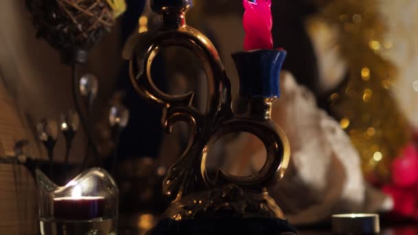 圣诞节 喜庆的装饰品旁边点着红烛 摄像机在动 后续行动 — 图库视频影像