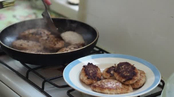Азійська Кухня Ясна Їжа Кухар Робить Смажені Котлети Спатулою Підсумок — стокове відео