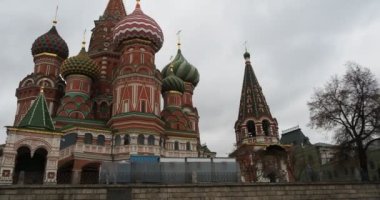 Moskova, Rusya-Ekim, 17, 2021. Eski St. Bulutlu bir sonbahar gününde Kızıl Meydan 'daki Basil Katedrali. Kamera hareket ediyor..