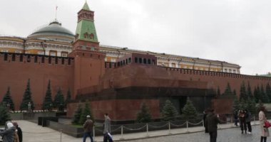 Moskova, Rusya-Ekim, 17, 2021. Farklı milletlerden insanlar Kırmızı Meydan 'da yürür..