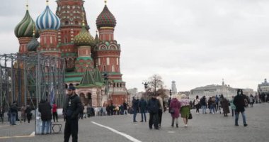 Moskova, Rusya-Ekim, 17, 2021. Ön plandaki yeraltı tuvaletinin çatısında. Farklı milletlerden insanlar Kırmızı Meydan 'da yürür..