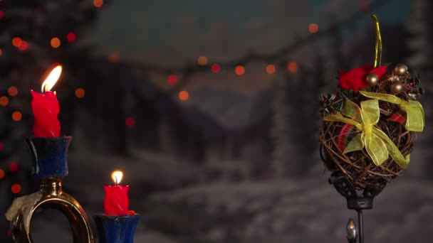 Świąteczne Dekoracje Świece Płoną Przy Migoczących Światłach Świątecznej Girlandy Zbliżenie — Wideo stockowe