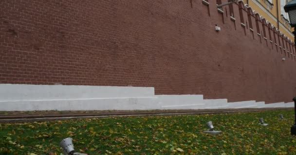 莫斯科 克里姆林宫城墙前的一个灯笼和一条小巷 还有一座红砖塔 — 图库视频影像
