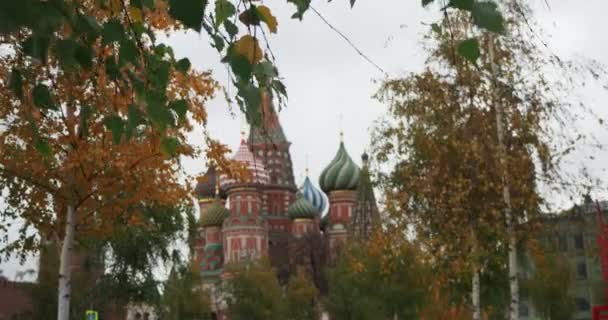 莫斯科 古街的上半部分从公园秋天的树叶中可以看到罗勒大教堂 相机在动 — 图库视频影像