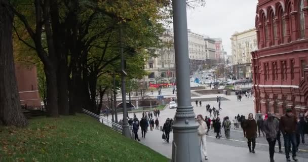 Moscou Rússia Outubro 2021 Pessoas Diferentes Nacionalidades Andam Torno Praça — Vídeo de Stock