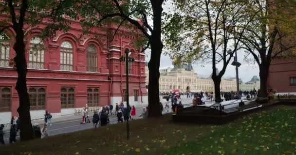 Moscú Rusia Octubre 2021 Ciudad Personas Diferentes Nacionalidades Caminan Frente — Vídeo de stock