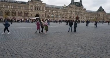 Moskova, Rusya-Ekim, 17, 2021. Farklı milletlerden insanlar Kırmızı Meydan 'da yürür..