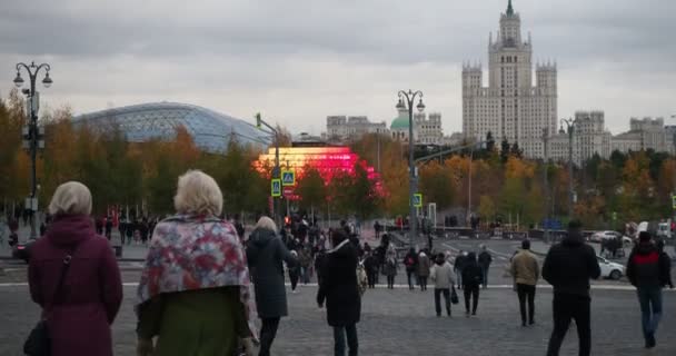 Moscou Rússia Outubro 2021 Cidade Pessoas Diferentes Nacionalidades Caminham Frente — Vídeo de Stock