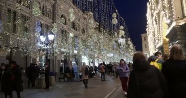 Moskova, Rusya-Ekim, 17, 2021. Gece şehri. Şehir merkezindeki aydınlık caddelerde insanlar yürüyor..