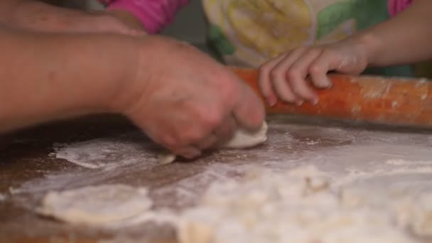 Kuchnia Azjatycka Dziecko Jest Kuchni Ręce Starszej Kobiety Która Uczy — Wideo stockowe