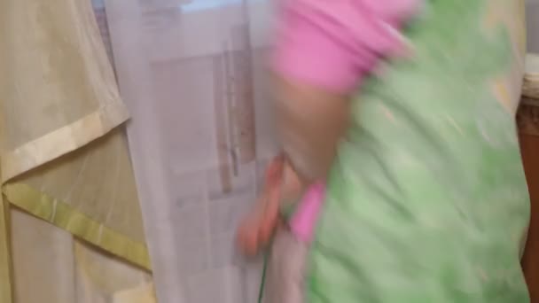 Bambini Una Bambina Grembiule Balla Cucina Davanti Tavolo Mentre Prepara — Video Stock