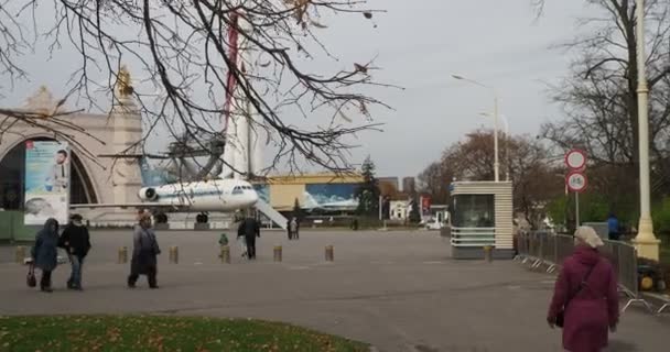 Moscou Rússia Outubro 2021 Visitantes Exposição Caminham Veem Exposições Aviação — Vídeo de Stock
