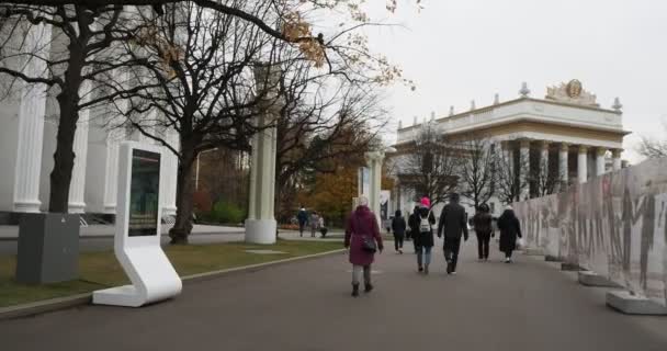 Moskva Rusko Říjen 2021 Skvělé Lidé Procházejí Ulicemi Města Dívají Royalty Free Stock Video