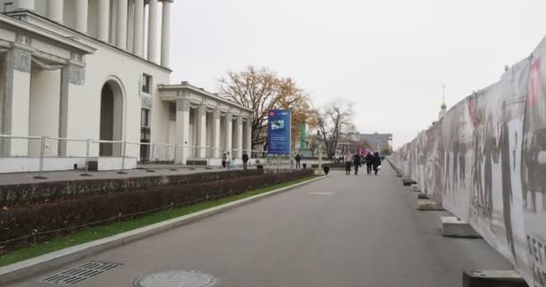 모스크바 러시아 2021 사람들은 도시의 거리를 지나가면서 Vdnh 지역을 바라본다 — 비디오