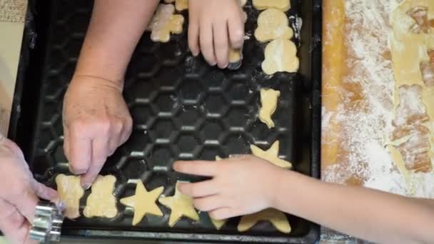 Thuis Koken Handen Van Een Vrouw Kleine Kinderen Die Leert — Stockvideo