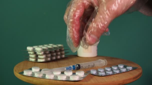 Laçlar Koruyucu Eldivenli Bir Doktor Masadan Şırınga Ilaç Alır Yakın — Stok video