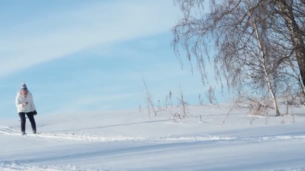 Årstider Vinter Vakker Jente Hvit Jakke Står Ski Ned Bakke – stockvideo