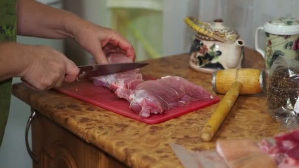 Kuchnia Azjatycka Kobieta Kroi Kawałek Mięsa Nożem Desce Krojenia Zbliżenie — Wideo stockowe