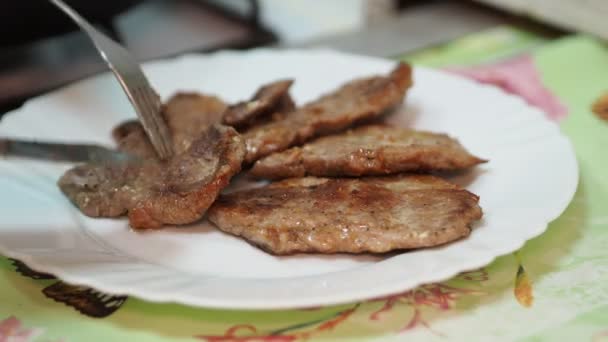 Fried Meat Cook Puts Fried Pork Chops Frying Pan Plate — Stock Video