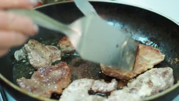 Πιάτο Κρέας Μια Γυναίκα Γυρίζει Κομμάτια Από Μπριζόλες Τηγανίζοντας Ένα — Αρχείο Βίντεο