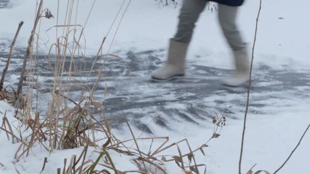Sezóna Zima Teplo Oblečená Žena Plstěných Botách Klouže Zamrzlém Ledu — Stock video