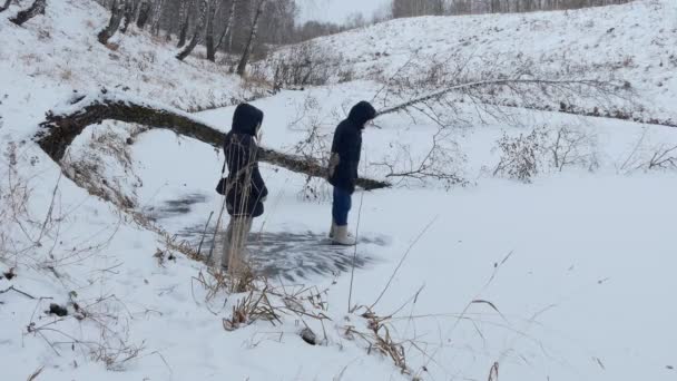 Χειμώνας Ευτυχισμένοι Άνθρωποι Διασκεδάζουν Στον Πάγο Μιας Πρόσφατα Παγωμένης Λίμνης — Αρχείο Βίντεο