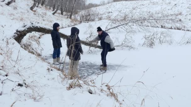 Inverno Persone Felici Stanno Divertendo Sul Ghiaccio Lago Foresta Recentemente — Video Stock